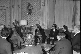 Il Presidente della Repubblica Sandro Pertini riceve in udienza la signora Maria Luisa Spaziani, Presidente del &quot;Movimento - Poesia&quot; con i soci fondatori del Sodalizio