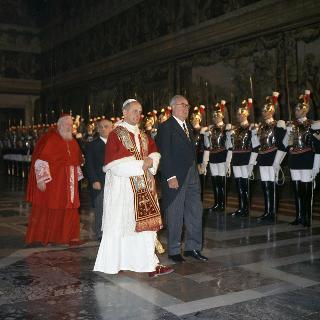 Sua Santità Papa Paolo VI durante la visita ufficiale al Presidente della Repubblica Saragat