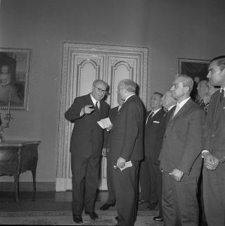 l'on. Pietro Campilli, Presidente dell'Istituto di Studi per lo Sviluppo Economico, con Antigono Donati, Presidente del Comitato Esecutivo, e i partecipanti al corso di studi promosso dall'Istituto in visita di omaggio al Presidente della Repubblica Giuseppe Saragat