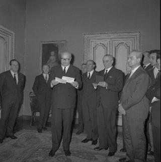 l'on. Pietro Campilli, Presidente dell'Istituto di Studi per lo Sviluppo Economico, con Antigono Donati, Presidente del Comitato Esecutivo, e i partecipanti al corso di studi promosso dall'Istituto in visita di omaggio al Presidente della Repubblica Giuseppe Saragat
