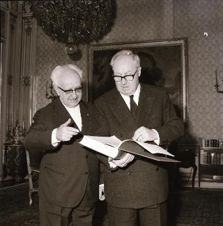 Incontro del Presidente della Repubblica Giuseppe Saragat con il Sen. Prof. Aldo Ferrabino, Presidente dell'Istituto dell'Enciclopedia Italiana per fare omaggio del primo volume del "Lessico Universale Italiano"