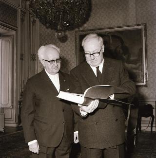 Incontro del Presidente della Repubblica Giuseppe Saragat con il Sen. Prof. Aldo Ferrabino, Presidente dell'Istituto dell'Enciclopedia Italiana per fare omaggio del primo volume del "Lessico Universale Italiano"