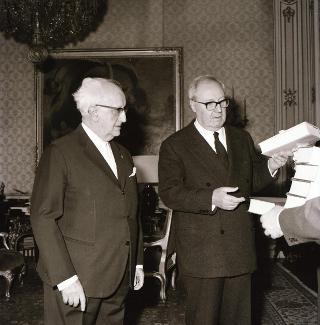 Incontro del Presidente della Repubblica Giuseppe Saragat con il Sen. Prof. Aldo Ferrabino, Presidente dell'Istituto dell'Enciclopedia Italiana per fare omaggio del primo volume del "Lessico Universale Italiano"