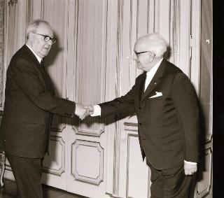 Incontro del Presidente della Repubblica Giuseppe Saragat con il Sen. Prof. Aldo Ferrabino, Presidente dell'Istituto dell'Enciclopedia Italiana per fare omaggio del primo volume del "Lessico Universale Italiano"