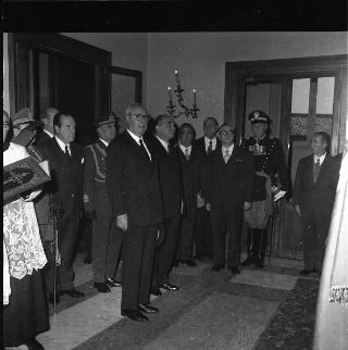 Il Presidente della Repubblica Giuseppe Saragat durante la deposizione di corone di alloro sulla Tomba del Milite Ignoto e sulla lapide che ricorda i Caduti dell'Amministrazione del Quirinale