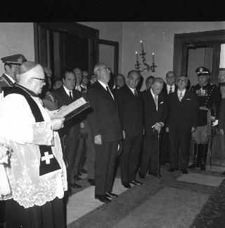 Il Presidente della Repubblica Giuseppe Saragat durante la deposizione di corone di alloro sulla Tomba del Milite Ignoto e sulla lapide che ricorda i Caduti dell'Amministrazione del Quirinale