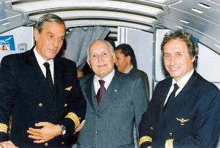 Il Presidente Oscar Luigi Scalfaro in viaggio in aereo per la visita di Stato nella Repubblica di  Ungheria. 10-12 dicembre 1996