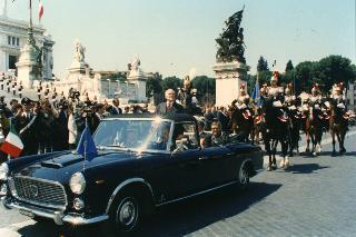 Il Presidente Oscar Luigi Scalfaro nell'automobile presidenziale in piazza Venezia in occasione del Cinquantesimo anniversario della Repubblica. 2 giugno 1996