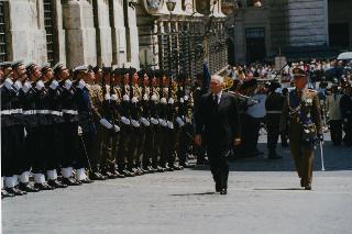 Il Presidente Oscar Luigi Scalfaro  passa in rassegna il picchetto d'onore presso piazza di Montecitorio in occasione del Cinquantesimo anniversario della Repubblica. 2 giugno 1996