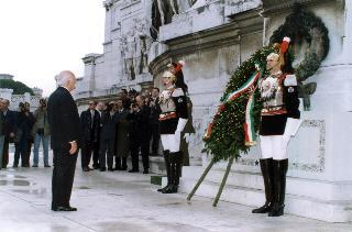 L'omaggio del Presidente Oscar Luigi Scalfaro alla Tomba del Milite Ignoto in occasione delle celebrazioni del "Giorno dell'Unità Nazionale" e "Giornata delle Forze armate".  4 novembre 1998