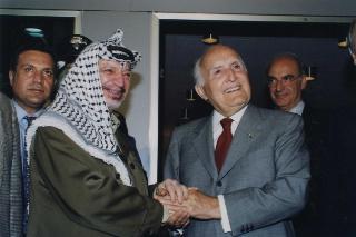 Incontro con il Presidente dell'Autorità Nazionale Palestinese (ANP), Yasser Arafat, nella Sala di Rappresentanza dell'Aeroporto di Fiumicino. 13 giugno 1998.