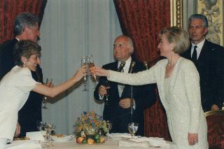 ll Presidente della Repubblica Oscar Luigi Scalfaro con il Presidente degli Stati Uniti d'America Clinton in visita ufficiale in Italia.  Brindisi tra Marianna Scalfaro e Hillary Clinton