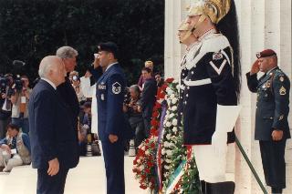 Il Presidente Oscar Luigi Scalfaro con il Presidente degli Stati Uniti d'America Clinton al Cimitero Militare Americano di Nettuno per il 50° anniversario dello sbarco Alleato