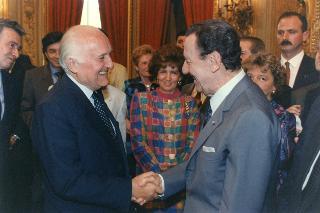 Il Presidente della Repubblica Oscar Luigi Scalfaro con Alberto Sordi, David Donatello alla carriera