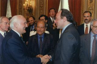Il Presidente della Repubblica Oscar Luigi Scalfaro con Carlo Verdone, David di Donatello alla regia