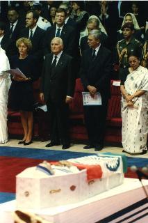 Il Presidente della Repubblica Scalfaro a Calcutta durante la cerimonia funebre in onore di Madre Teresa di Calcutta (11-13 settembre 1997)
