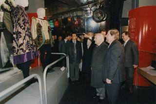 Il Presidente della Repubblica Oscar Luigi Scalfaro rende omaggio ai cento anni del cinema visitando la mostra ''La citta' del cinema'' allestita dall'Ente Cinema all'interno degli stabilimenti di Cinecitta"