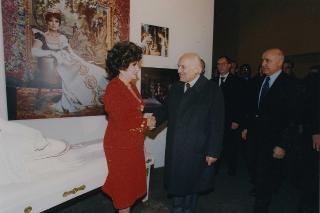 Il Presidente della Repubblica Oscar Luigi Scalfaro incontra Gina Lollobrigida durante la visita alla mostra ''La città del cinema'' a Cinecittà
