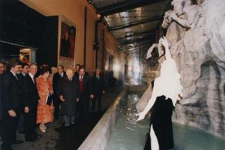 Il Presidente della Repubblica Oscar Luigi Scalfaro visita la mostra ''La città del cinema'' a Cinecittà