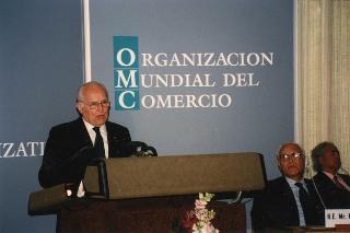 Il Presidente della Repubblica Oscar Luigi Scalfaro presso la sede dell'Organizzazione Mondiale del Commercio durante la visita in Svizzera alle Organizzazioni Internazionali con sede in Ginevra (18-20 aprile 1995)