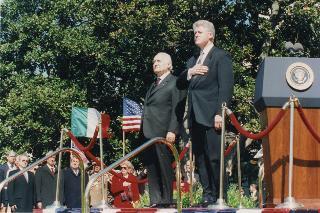 Il Presidente della Repubblica Oscar Luigi Scalfaro con il Presidente degli Stati Uniti d'America Bill Clinton. Visita di Stato negli Stati Uniti d'America, (30 marzo -6 aprile 1996).