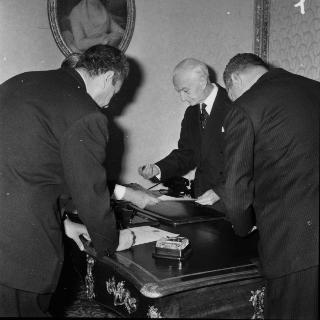 Il Presidente della Repubblica Antonio Segni con l'on. Aldo Moro e gli altri Ministri durante la cerimonia della firma per giuramento del Governo Moro