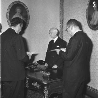 Il Presidente della Repubblica Antonio Segni con l'on. Aldo Moro e gli altri Ministri durante la cerimonia della firma per giuramento del Governo Moro