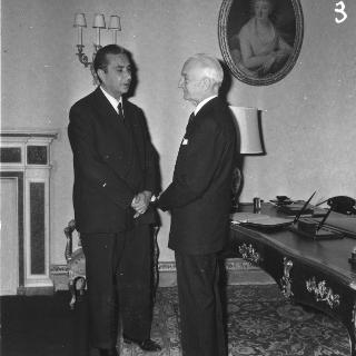 Il Presidente della Repubblica Antonio Segni con l'on. Aldo Moro e gli altri Ministri durante la cerimonia della firma per giuramento del Governo Moro