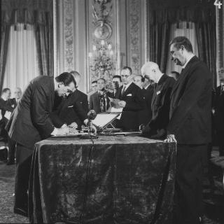 Il Presidente della Repubblica Antonio Segni con l'on. Aldo Moro e gli altri Ministri durante la cerimonia della firma per giuramento del Governo Moro