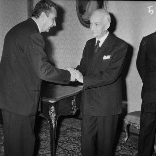 Il Presidente della Repubblica Antonio Segni con l'on. Aldo Moro e gli altri Ministri durante la cerimonia della firma per giuramento del Governo Moro