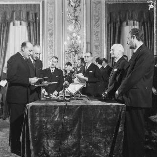 Il Presidente della Repubblica Antonio Segni con l'on. Aldo Moro e gli altri Ministri durante la cerimonia della firma per giuramento del Governo Moro
