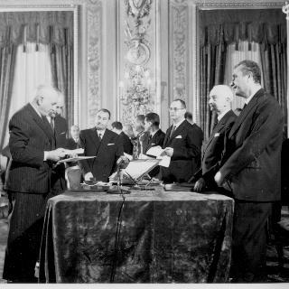 Il Presidente della Repubblica Antonio Segni con l'on. Aldo Moro e gli altri Ministri durante la cerimonia della firma per giuramento del Governo Moro