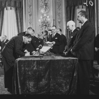 Il Presidente della Repubblica Antonio Segni con l'on. Aldo Moro e gli altri Ministri durante la cerimonia della firma per giuramento del Governo Moro