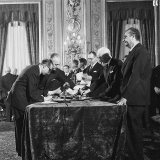 Il Presidente della Repubblica Antonio Segni con l'on. Aldo Moro e gli altri Ministri durante la cerimonia della firma per giuramento del Governo Moro