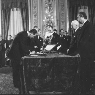 Il Presidente della Repubblica Antonio Segni con l'on. Aldo Moro e gli altri Ministri durante la cerimonia della firma per giuramento del Governo Moro