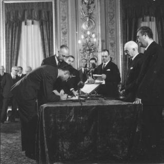 Il Presidente della Repubblica Antonio Segni con l'on. Aldo Moro e gli altri Ministri durante la cerimonia della firma per giuramento del Governo Moro
