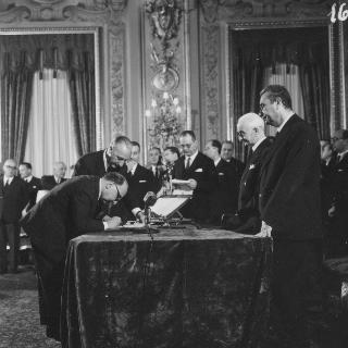 Il Presidente della Repubblica Antonio Segni con l'on. Aldo Moro e gli altri Ministri durante la cerimonia della firma per giuramento del Governo Moro