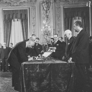 Il Presidente della Repubblica Antonio Segni con l'on. Aldo Moro e gli altri Ministri durante la cerimonia della firma per giuramento del Governo Moro