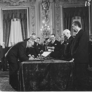 Il Presidente della Repubblica Antonio Segni con l'on. Aldo Moro e gli altri Ministri durante la cerimonia della firma per giuramento del Governo Moro