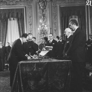 Il Presidente della Repubblica Antonio Segni con l'on. Aldo Moro e gli altri Ministri durante la cerimonia della firma per giuramento del Governo Moro