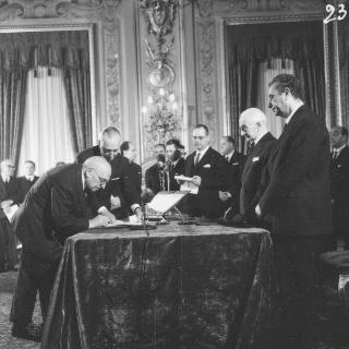 Il Presidente della Repubblica Antonio Segni con l'on. Aldo Moro e gli altri Ministri durante la cerimonia della firma per giuramento del Governo Moro