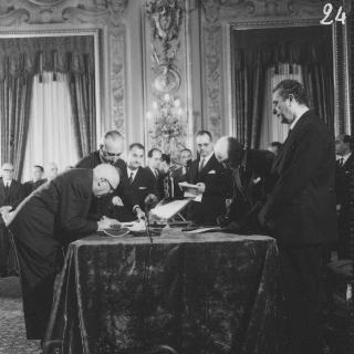 Il Presidente della Repubblica Antonio Segni con l'on. Aldo Moro e gli altri Ministri durante la cerimonia della firma per giuramento del Governo Moro