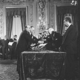 Il Presidente della Repubblica Antonio Segni con l'on. Aldo Moro e gli altri Ministri durante la cerimonia della firma per giuramento del Governo Moro