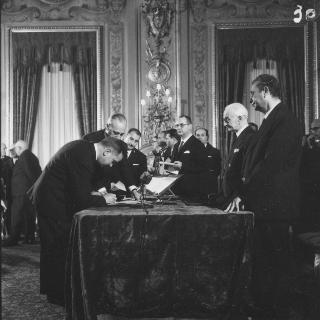 Il Presidente della Repubblica Antonio Segni con l'on. Aldo Moro e gli altri Ministri durante la cerimonia della firma per giuramento del Governo Moro