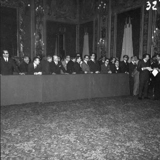 Il Presidente della Repubblica Antonio Segni con l'on. Aldo Moro e gli altri Ministri durante la cerimonia della firma per giuramento del Governo Moro