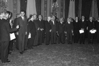Il Presidente della Repubblica Antonio Segni con l'on. Aldo Moro e gli altri Ministri durante la cerimonia della firma per giuramento del Governo Moro