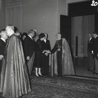 Il Presidente della Repubblica Antonio Segni riceve in udienza i Padri Conciliari partecipanti al Concilio Ecumenico Vaticano II