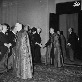 Il Presidente della Repubblica Antonio Segni riceve in udienza i Padri Conciliari partecipanti al Concilio Ecumenico Vaticano II