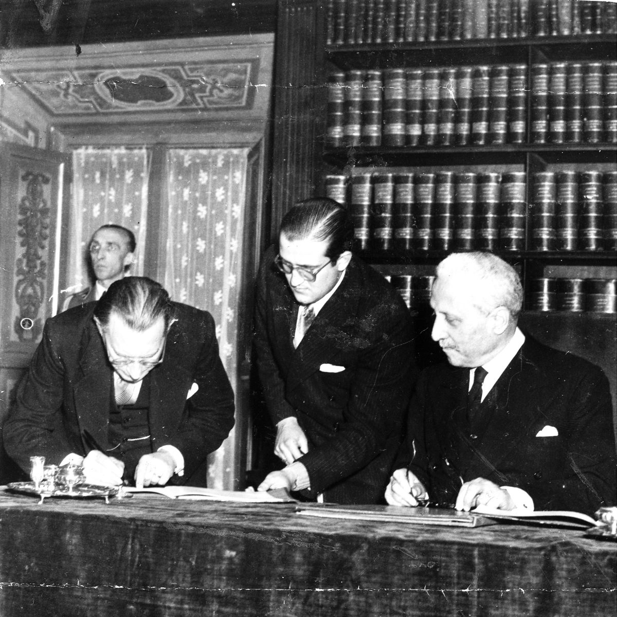De Gasperi firma l'originale della Costituzione