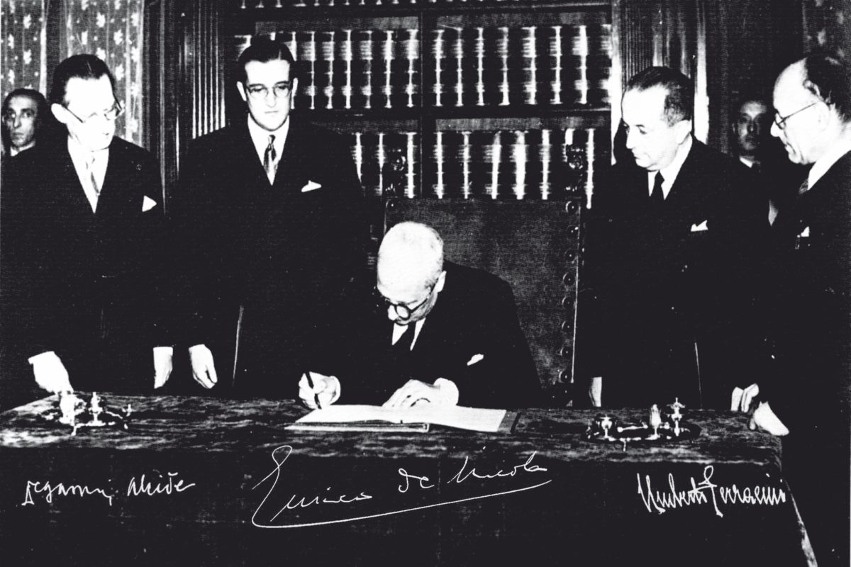 Il Capo provvisorio dello Stato Enrico De Nicola firma l'originale della Costituzione